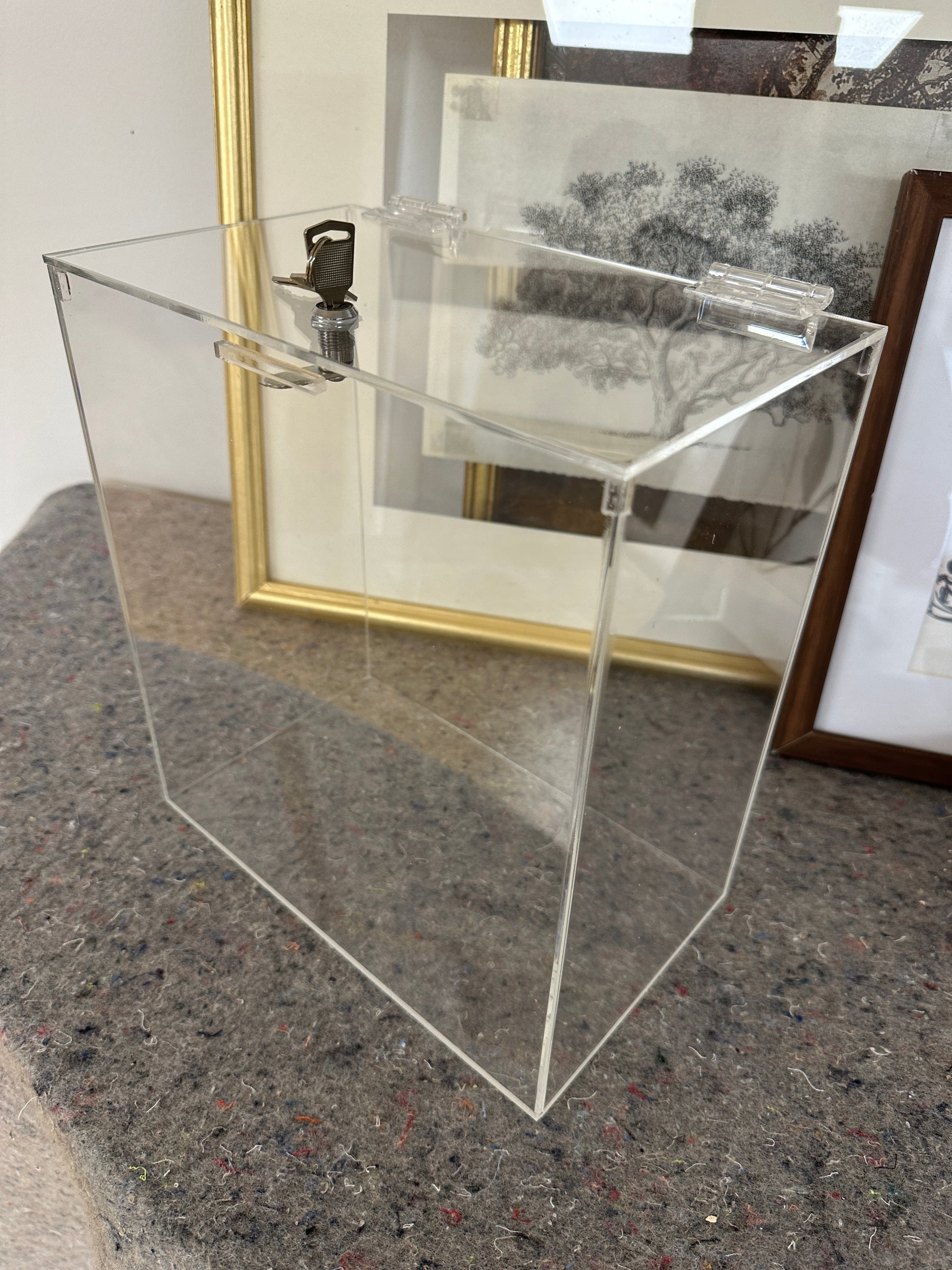 Acrylic display case with camlock and 2 keys included